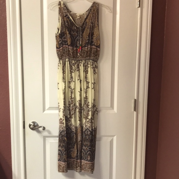 Beautiful summer dress.Tag says large, but fits more like medium.Never worn. - Picture 1 of 7